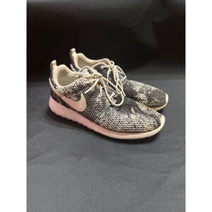 Nike Roshe One Print Women Shoes Sneakers Lace up Tie Dye Black White Size 8